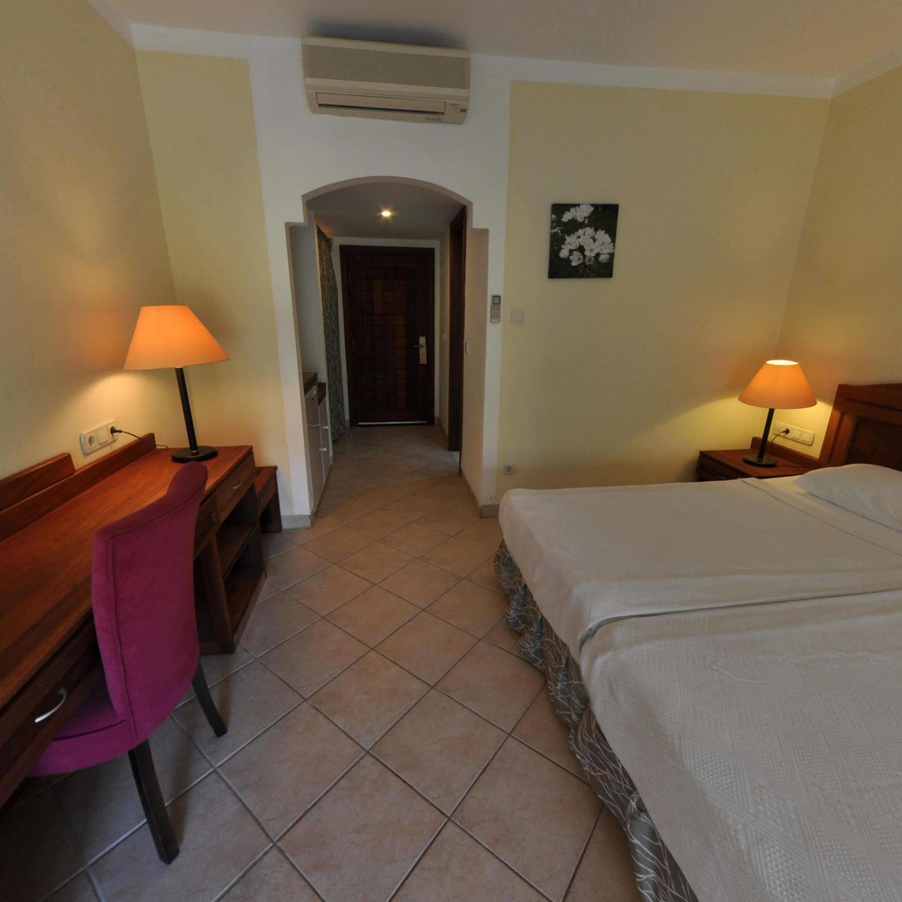 Okaliptus Otel Битез Экстерьер фото
