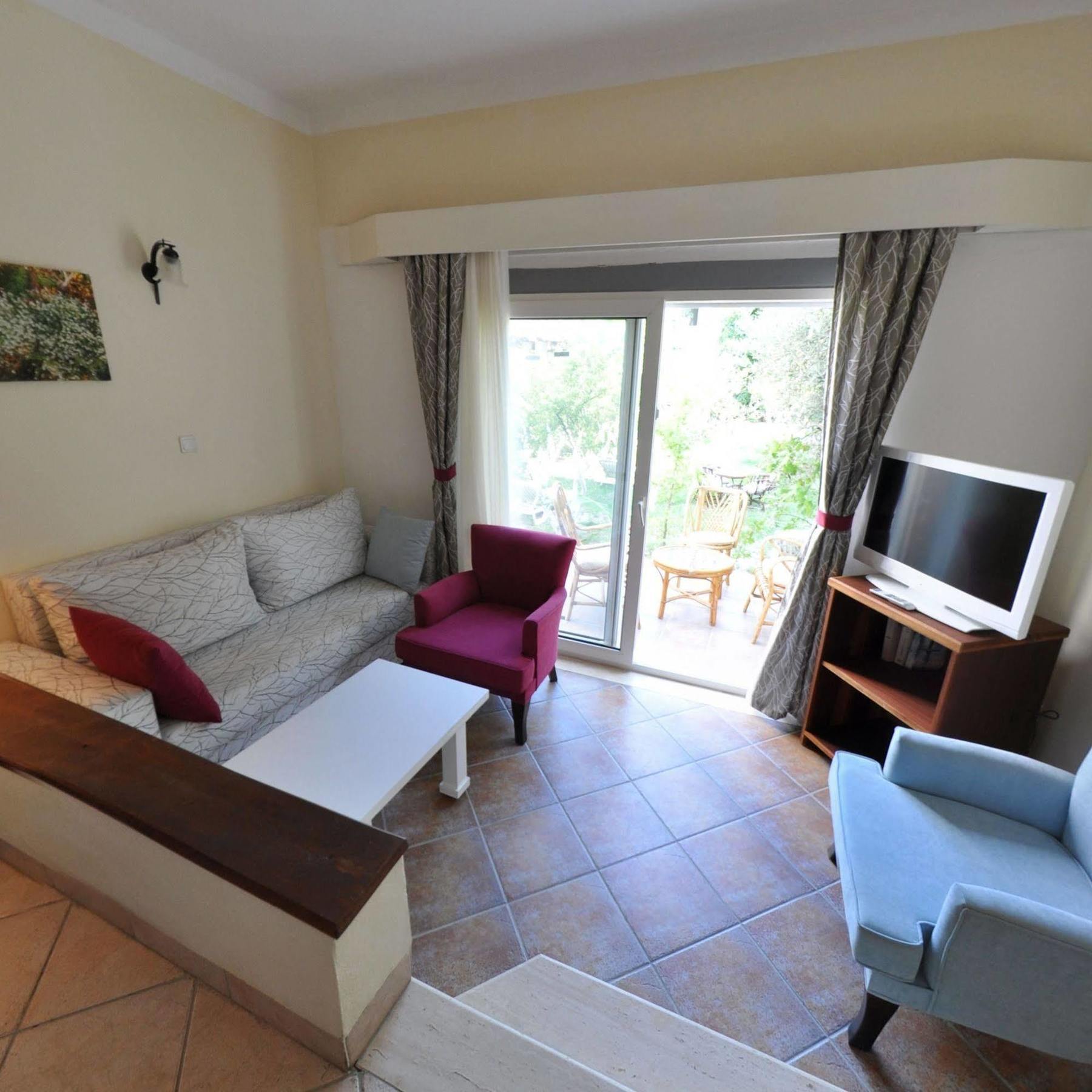 Okaliptus Otel Битез Экстерьер фото