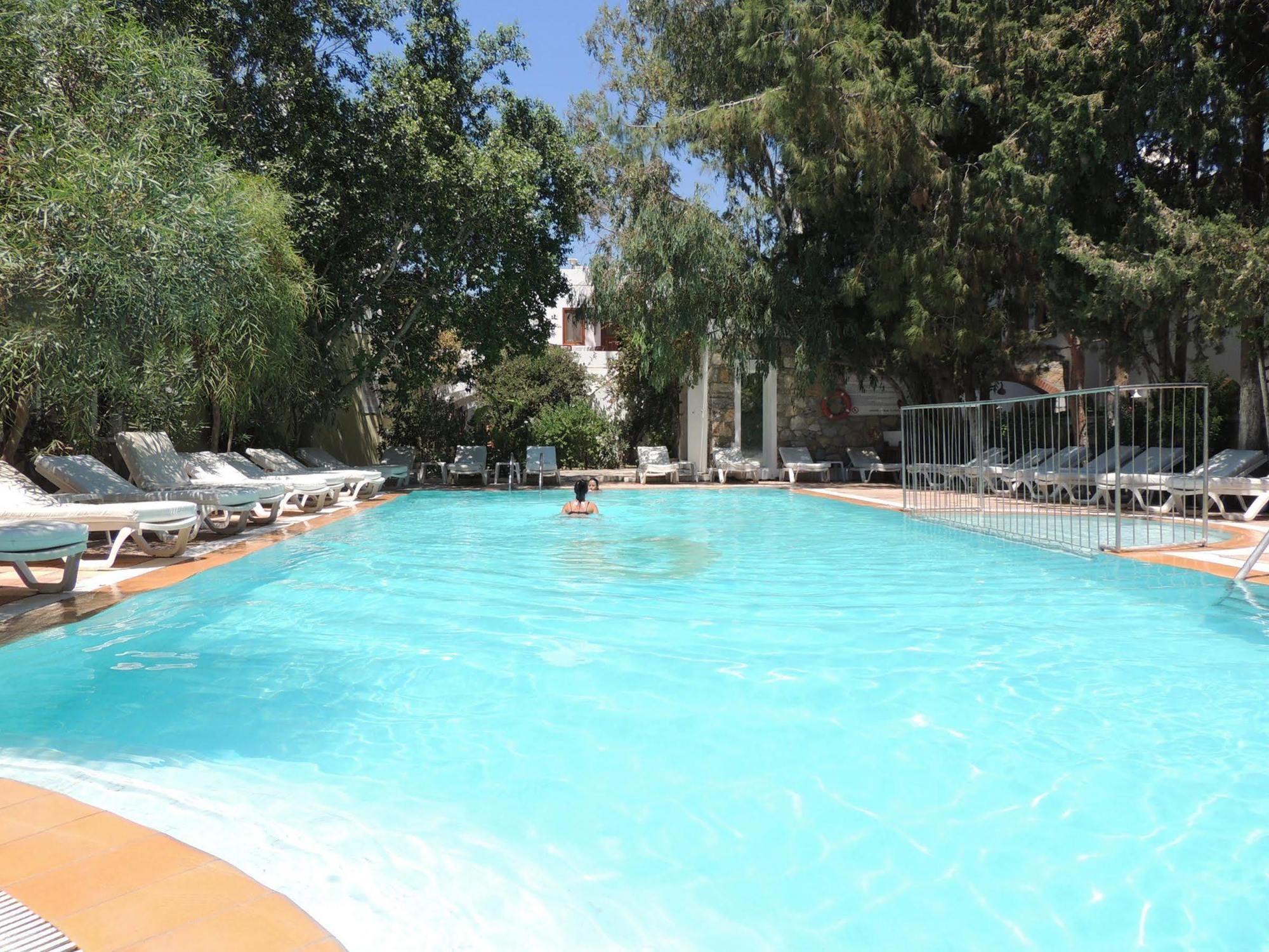 Okaliptus Otel Битез Экстерьер фото